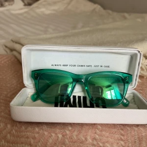 Chimi solglasögon  - Jag säljer mina väldigt snygga solglasögon från CHIMI i modellen 007 och färgen aqua! Väldigt bra skick, nästan nyskick. Nypris var 1200kr, jag säljer direkt för 200+frakt!