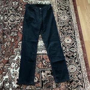 säljer dessa fantastiskt sköna jeans i mjukt och anpassande material som passar en xs-m skulle jag säga! Köpta vintage men i gott skick!