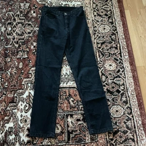 Vintage jeans - säljer dessa fantastiskt sköna jeans i mjukt och anpassande material som passar en xs-m skulle jag säga! Köpta vintage men i gott skick!