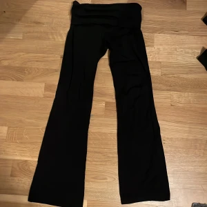 Yoga pants - Svarta yoga byxor/fold over från Gina Young, storlek 146/152. Passar någon kortare. Jättebra kvalitet och endast använda 1-2 gånger. Nypris 200