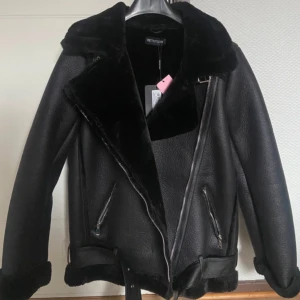 Jacka - Säljer min jacka från plt, aldrig använd! Stl 34 men oversized🤍🤍