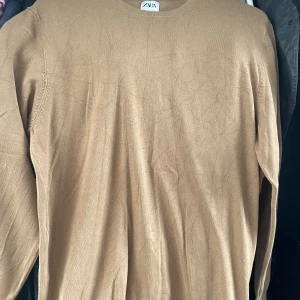 Zara crewneck beige - Nu säljer jag min zara crewneck eftersom att jag bara inte vill ha den längre. Skicket på tröjan är 9,5/10. Original pris runt 500 och mitt pris endast 299