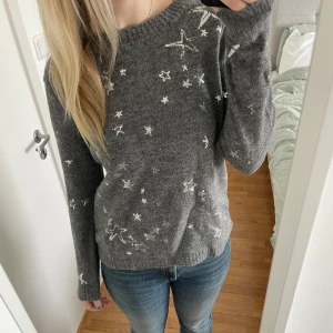 Grå Stickad Tröja med Silvriga Stjärnor - Jättefin mysig stickad tröja med silvriga stjärnor på, både fram och bak 🌟