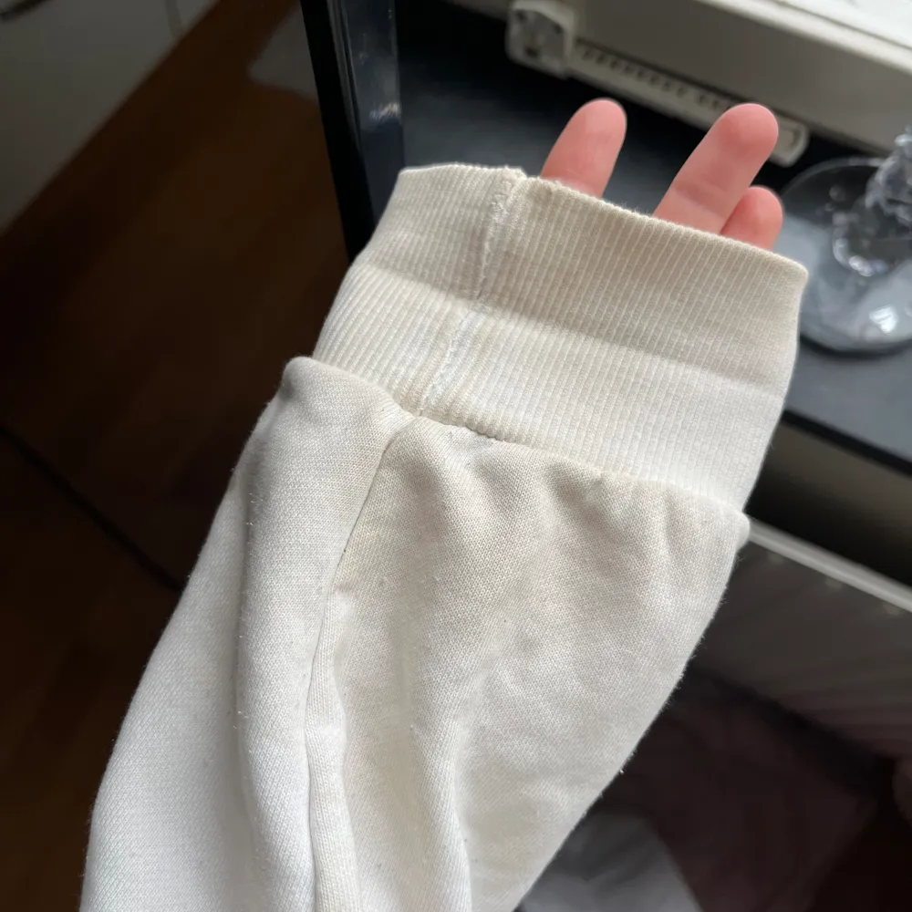 Fin vit zip up hoodie, har dock några fläckar (se bild 2 och 3)🩷 tröjan är i XL men är menad att vara croppad så den passar bra på mig som brukar ha S annars!. Hoodies.