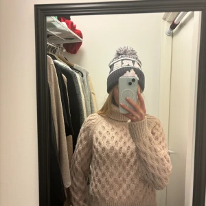Kabelstickad tröja - Intressekoll på denna supermysiga tröjan ifrån hm, perfekt när det är lite kyligare ute💕 Superbra skick, inga skador.  Nypris 499kr Storlek M men är väldigt liten i storleken så passar S/Xs vilket jag har i vanliga fall💗💗