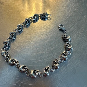 Dödskalle armband stål - Skitcleant armband i legerat stål. Ca 20-22 cm långt. Jag tog bort 2 dödskallar med tång för att den skulle passa mig. Jättenkelt o ta bort. Feta dödskallar riktigt nice