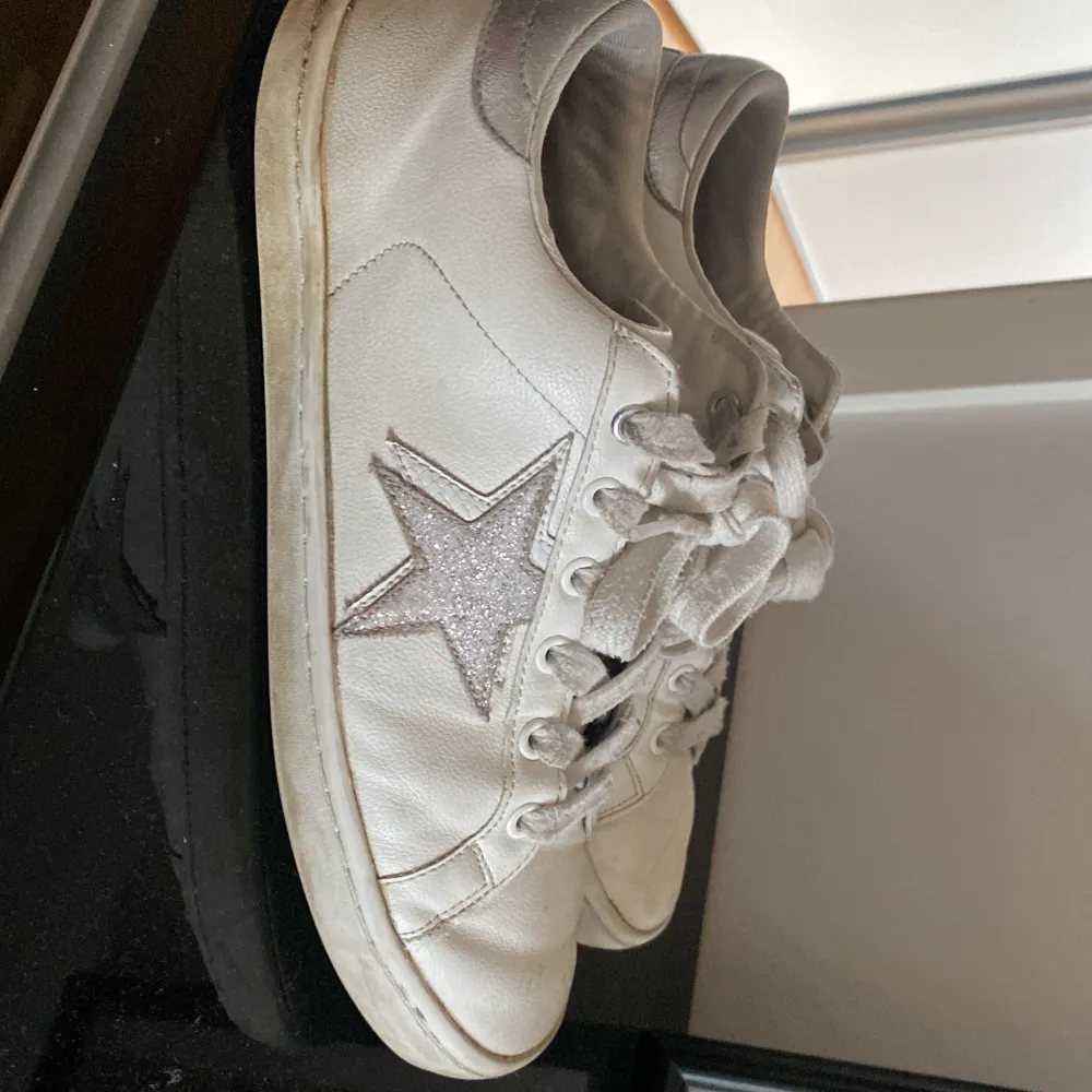 Ett par vita sneakers från Zalandro som inte används längre, pågrund av skicket(smutsiga) så säljs dem för 250kr 💕💕. Skor.