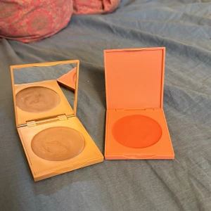 Bronzer och blush  - Säljer mina makeupmekka cream bronzen och shimmer blush då dom Inte kommer till användning längre, dom kommer avtorkade och fräscha! Pris kan diskuteras vid snabb affär 🫶