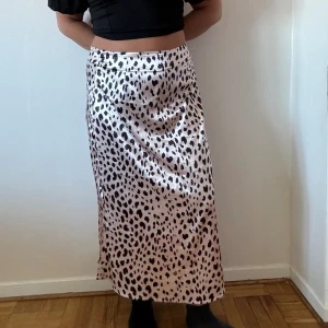 Maxi Kjol i leo/ prickigt - Fin maxi kjol i. Från sheins curve kollektion i stil XL