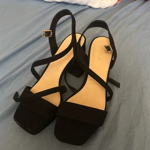 Klakar  - Fina klakar från catwalk som är använda 1 gång. Nypris 499    Mitt pris 150