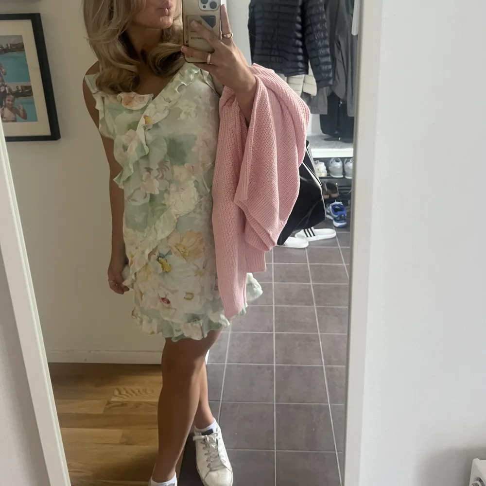 En supersöt klänning från H&M som passar perfekt till midsommar🧡Endast använd 1 gång.. Mekot.