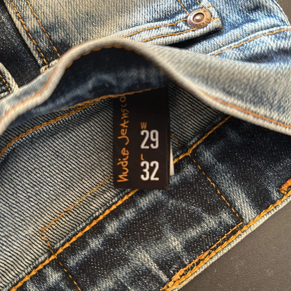 Säljer nu mina Nudie jeans för att de inte kommer till användning. De är i sjukt fint skick utan hål, fläckar och liknande. Vill bli av med dem asap därav priset. Storleken är W29 L32. Jeans & Byxor.