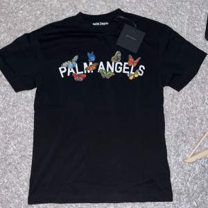 Säljer denna Palm Angels T-shirt. Tags sitter fortfarande på och har aldrig använts. Svarar gärna på dina frågor🌟(mer i profilen)