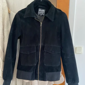 Snygg mockajacka  - Äldre mockajacka i fint skick! Storlek XS, skulle säga att den passar 34/36 