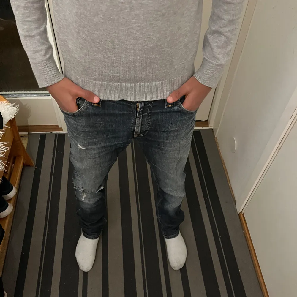 Jätte fina Nudie jeans i riktigt bra skick med slitningar ( en del av modellen på byxorna)  Modellen på bilden är 180 cm. Storleken är 31/34. . Jeans & Byxor.