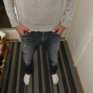Jätte fina Nudie jeans i riktigt bra skick med slitningar ( en del av modellen på byxorna)  Modellen på bilden är 180 cm. Storleken är 31/34. 