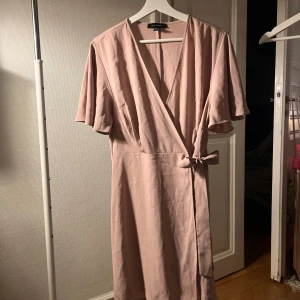 Rosa klänning  - väldigt fin sommar klänning som passar väldigt fint till speciella tillfällen men även till vardagen 🩷knappt använd men väldigt fin🥰