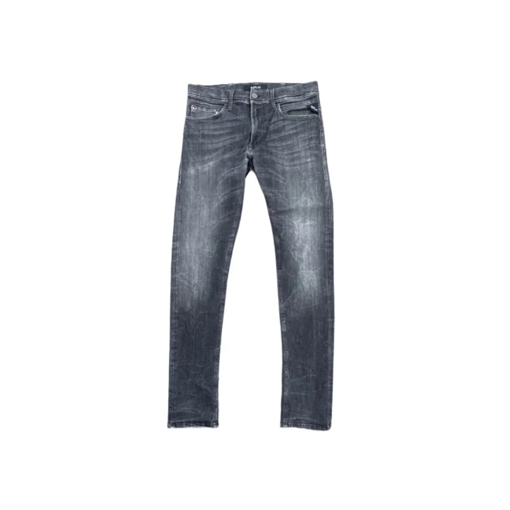 Säljer riktigt feta svarta replay jeans!  Modell: Jodrill (slim fit) Storlek: M, modellen är 170cm lång och väger 50kg. Skick: 8/10, inga skador men har lite skrynkel märken. Skriv självklart om ni har några frågor!🙌. Jeans & Byxor.