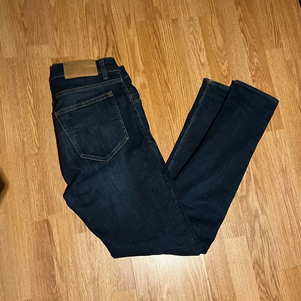 Riktigt snygga tiger of Sweden jeans i ett otroligt skick. Modellen på bilden är 180cm. Hör av er vid eventuella frågor. . Jeans & Byxor.