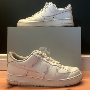 Airforces  - Säljer mina fina vita airforces eftersom de inte passar mig längre. Dem är använda men fortfarande fina, låda ingår skriv om ni har några frågor.