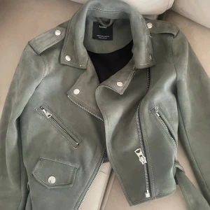 Mockajacka grön - Snygg mockajacka. Säljer för den är för liten. As cool och nästan aldrig använd.