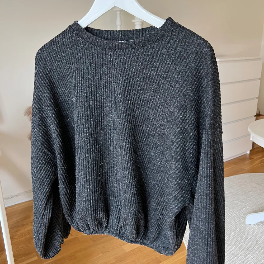 En fin grå tröja från Zara som har resår längst ner så att den går in fint mot magen 🩶 Storlek M men passar dig som har storlek S ☺️. Tröjor & Koftor.