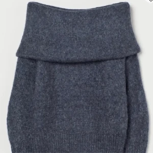 Stickad tröja HM - Superfin stickad off shoulder tröja från Hm. Använd ett fåtal gånger så är nästan som ny💗Skriv och fråga om fler bilder!💗💗🙌🏻🙌🏻