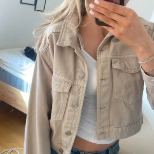 Jeansjacka  - Beige jeansjacka från Gina Tricot i bra skick, köpt för 400kr🥰🥰