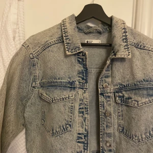 Jeansjacka från Gina Tricot - Blå jeansjacka från Gina Tricot✨  Perfekt inför sommaren. Inga defekter🫶