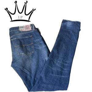 Säljer dessa otroligt snygga Ralph Lauren Jeans som är i perfekt skick! 9/10. Modell på jeansen är Cecilia och modellen på bilden är 189 och 75 kg. Kontakta oss om ni har funderingar!