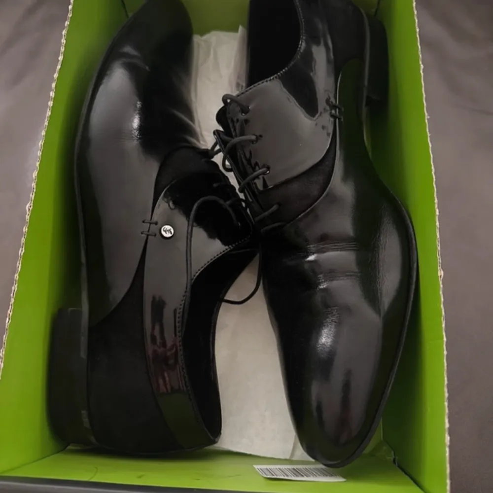 Köpte dessa skor från en annan användare, de var jättesnygga med coola detaljer men de va alldeles för stora för mina fötter. . Skor.