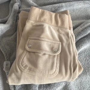 juicy byxor - beigea juicy byxor i strlk xxs