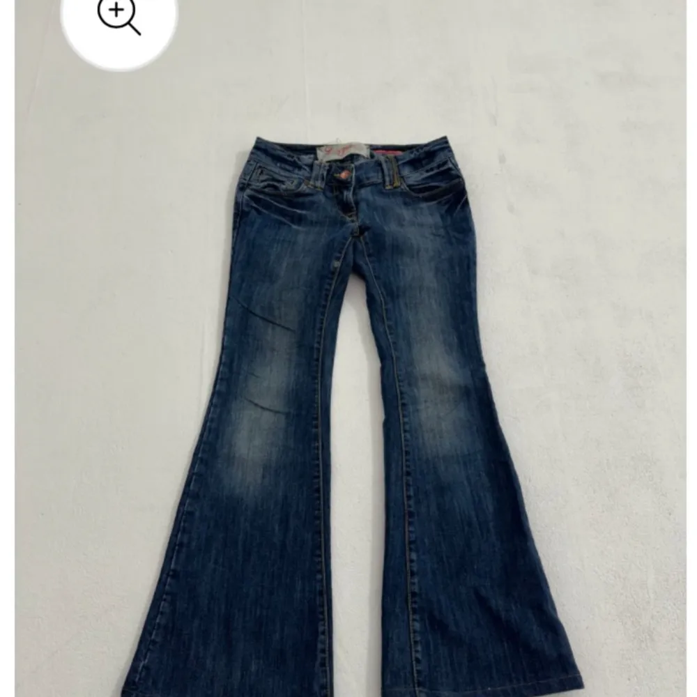 Säljer pågrund av att dom inte passar mig i storleken. Midjemått 37 inner ben längd 76! Fint Skick inga defekter💞. Jeans & Byxor.