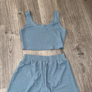 Shorts och topp i blå färg  - Oanvända storlek M 