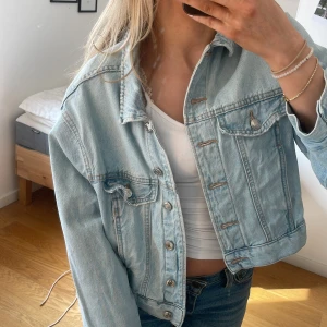 Jeansjavka - Ljusblå jeansjacka från Gina Tricot🥰 