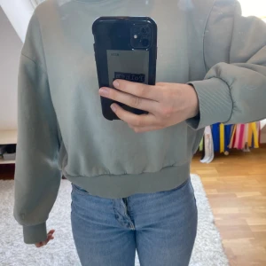 Grå grön sweatshirt från Weekday - Fint sweatshirt som jag inte längre använder. Väldigt bra skick. Inga tecken på slitage🩶💚