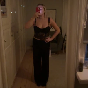 Lågmidjade kostymbyxor  - Svarta kostymbyxor från gina Tricot  I storlek 36 Lågmidjade/mellanhög midja. 