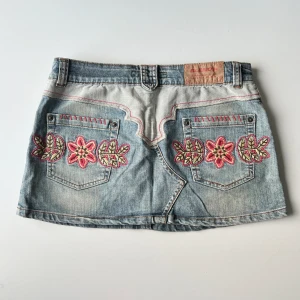 Lågmidjad jeanskjol - Vintage lågmidjad PERFEKT minikjol från Blend. Midjemått: 80 cm. Längd: 31 cm. Inga defekter 💕