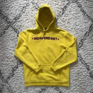 Tvär cozy independent hoodie! Schysst gul färg!
