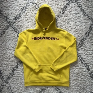 Indenpendent hoodie - Tvär cozy independent hoodie! Schysst gul färg!