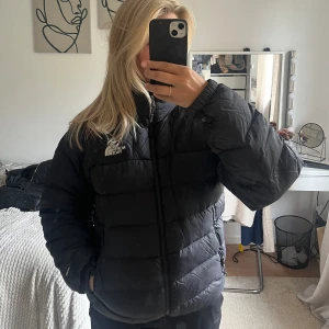 Northface puffer jacket - Jackan är i helt nyskick och är i st S🩷 Den är herrmodell men har fungerat perfekt på mig endån, skulle säga att den är densamma som dam! Nypris - ca 3000kr   Säljs för 1099 eller högst bud❤️
