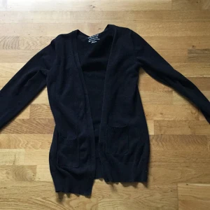 Svart kofta fin skön - Den är fin och man kan ha den på Möte eller hemma och chilla  