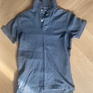 Tommy Hilfiger piké - En blå Tommy hilfiger piké i storlek S. Finns även i grå och vit, båda i storlek S och oanvända.