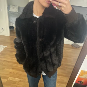Fauxfur/fuskpäls jacka - Så snygg fuskpäls jacka! Köpt secondhand i höstas. Mörkbrun nästan svart🐻 så fin!😍 storlek står inte, jag skulle säga att det är en S.