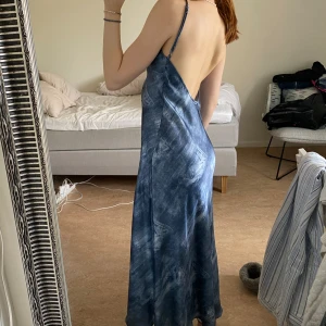 Blå långklänning - Långklänning med öppen rygg💕💕går ner till anklarna på mig som är 171cm, bara första bilden är min resten är lånade från förra ägaren!