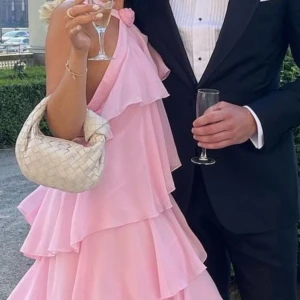 Felicia Wedin X Vero Moda  - Helt ny klänning från Felicia Wedin X Vero Moda i storlek S. Aldrig använd bara provad (se bild 2 ligger i sin original påse).  Säljs då jag köpte i både XS och S. Säljs för 1199 + frakt (alltså nypriset, då jag annars bara skickar tillbaka den)