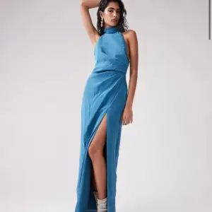 Jätte fin blågröna klänningen ifrån Asos! Helt oanvänd. Köpt för drygt 800 men säljer för 500kr! HELT slutsåld i alla storlekar💙💚💙💚