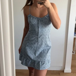 Blommig klänning  - Superfin blommig sommarklänning! Säljer då jag inte använder den längre. Stretchig och superfint klänning💕
