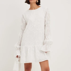 Vit klänning - Vit klänning i strl 34 och i nyskick helt oanvänd, helt slutsåld på NA-KD hemsida. Passar perfekt till student, skolavslutning eller sommaren💗💗