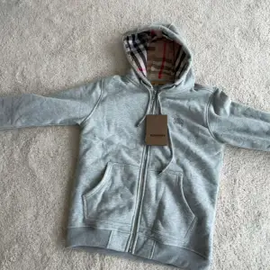 Burberry hoodie i grå storlek S🔥 Skick 10/10 aldrig använt ✅✅ 1:1